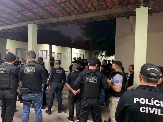 Políciais civis se preparam para cumprir os mandados de prisão e busca e apreensão em Teresina